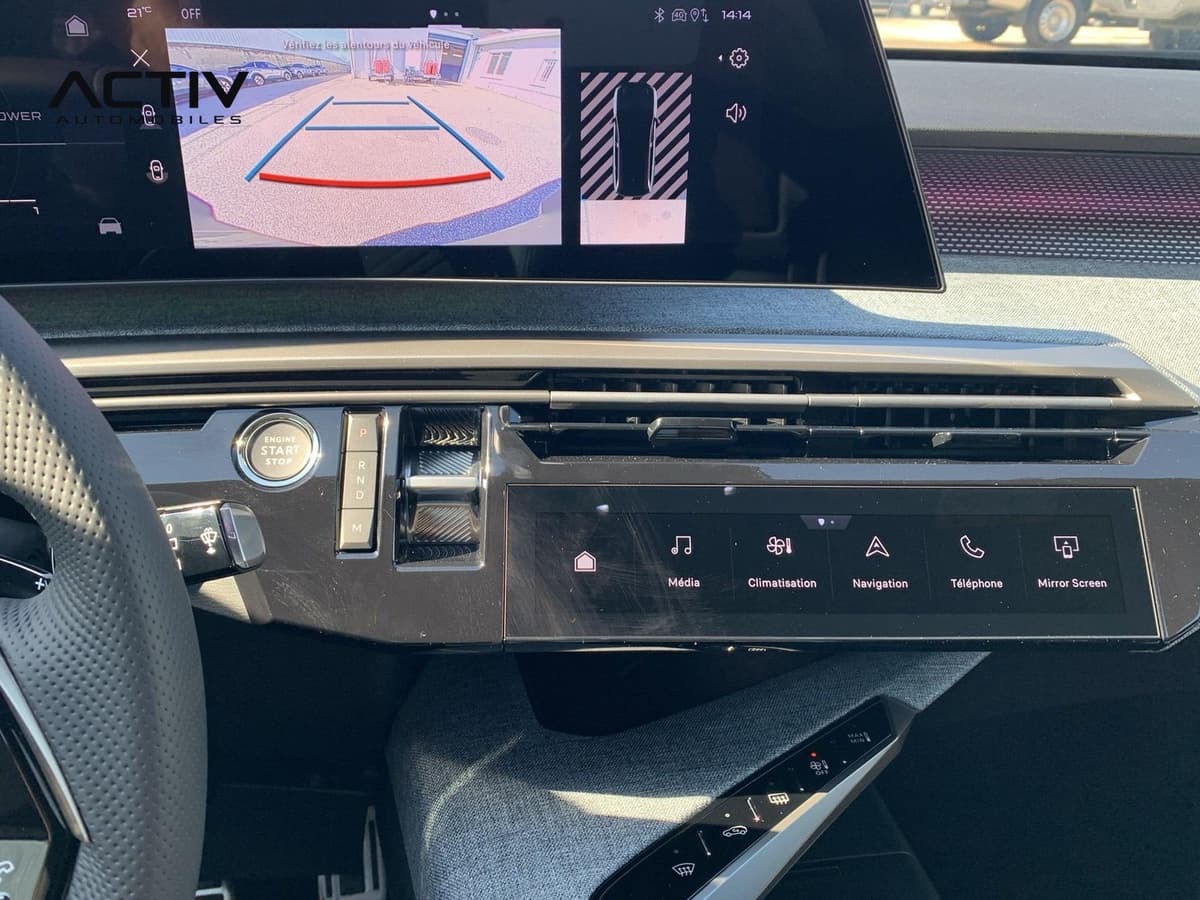 Peugeot 5008 : image de la caméra de recul sur l'écran incurvé, avec les touches tactiles sous l'écran