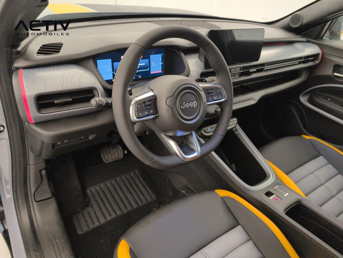 Jeep Avenger : habitacle avant côté conducteur avec volant, combiné numérique et sièges gris et jaune