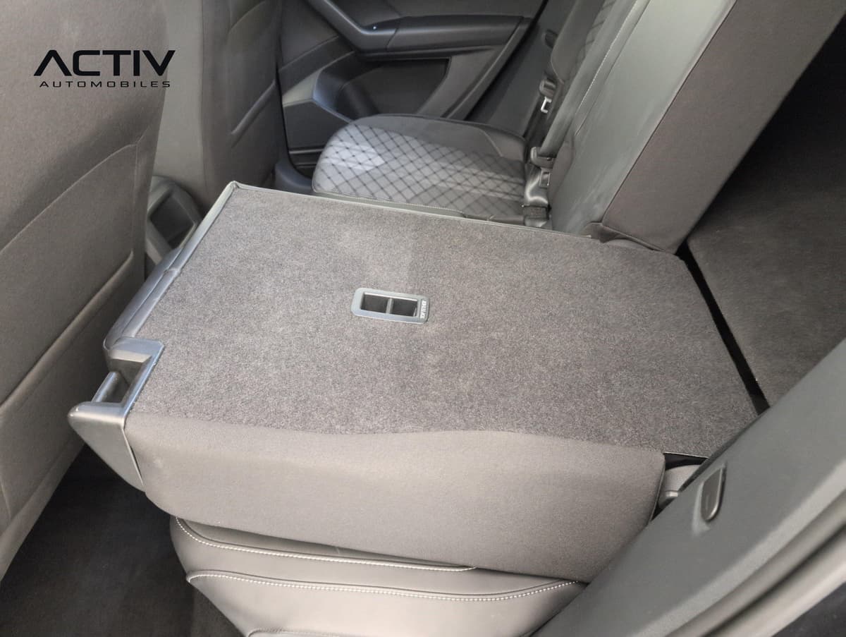 Volkswagen T-cross : dossier de banquette arrière rabattu à plat, face moquettée visible