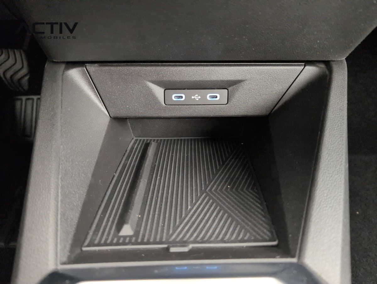 Renault Clio 6 : rangement de console avec deux prises USB-C et tapis antidérapant