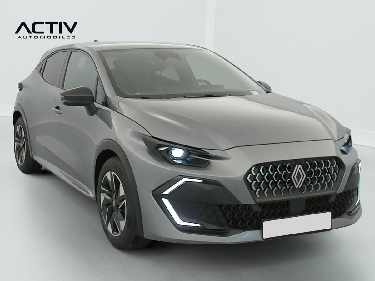 Renault Clio 6 : vue avant trois quarts gauche avec projecteurs allumés et jantes alliage noires