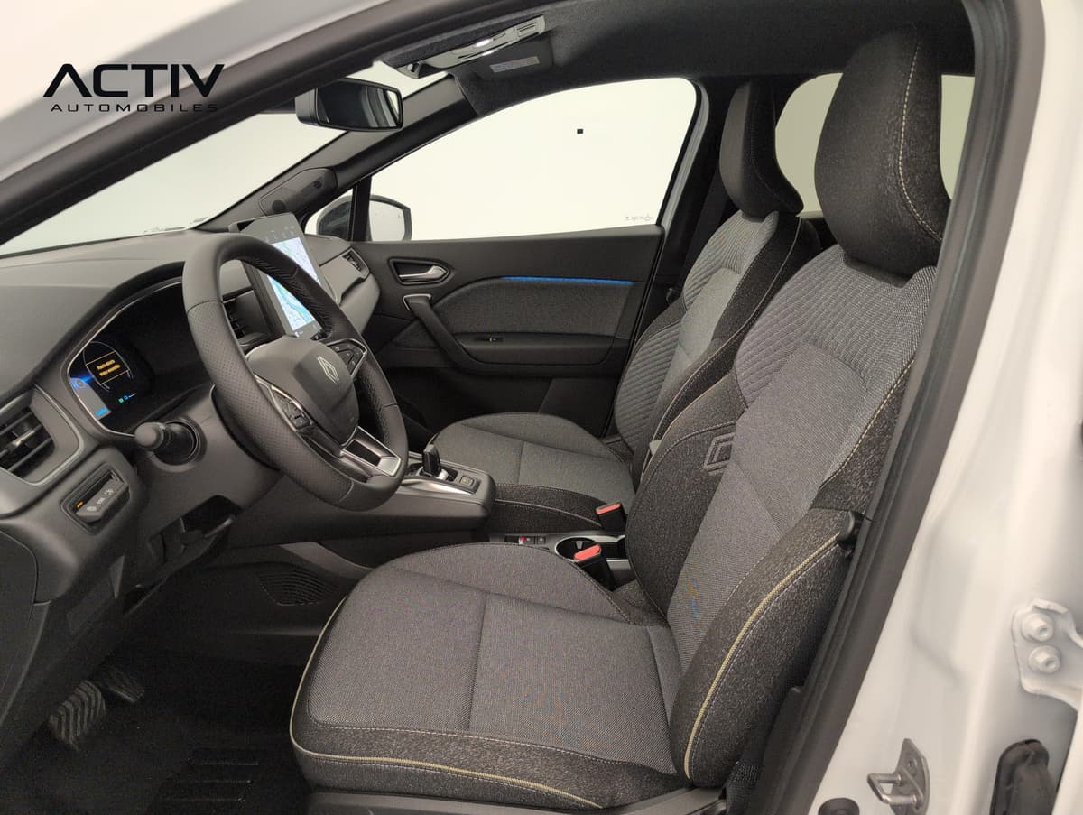 Renault Captur : sièges avant en tissu gris chiné vus par la portière conducteur ouverte