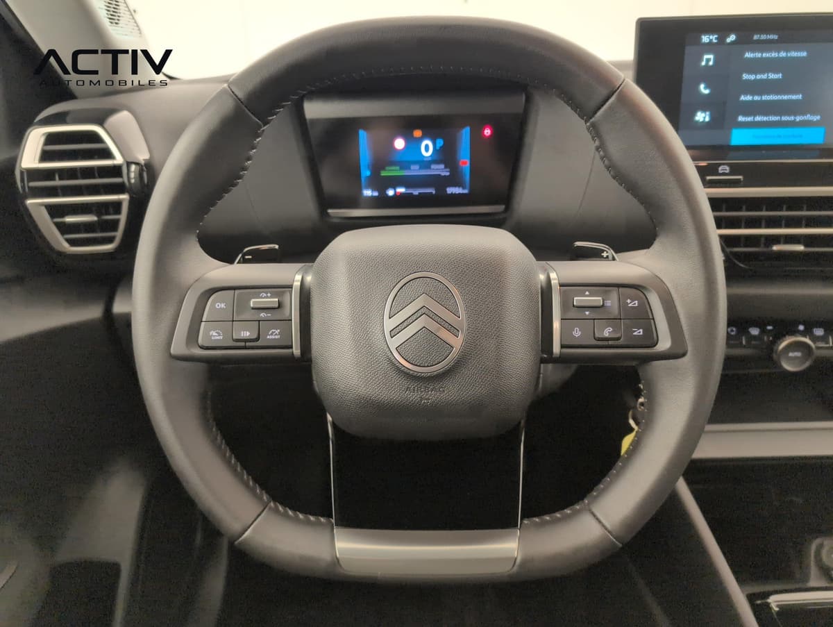 Citroën C4 : volant avec commandes au volant et combiné numérique couleur derrière