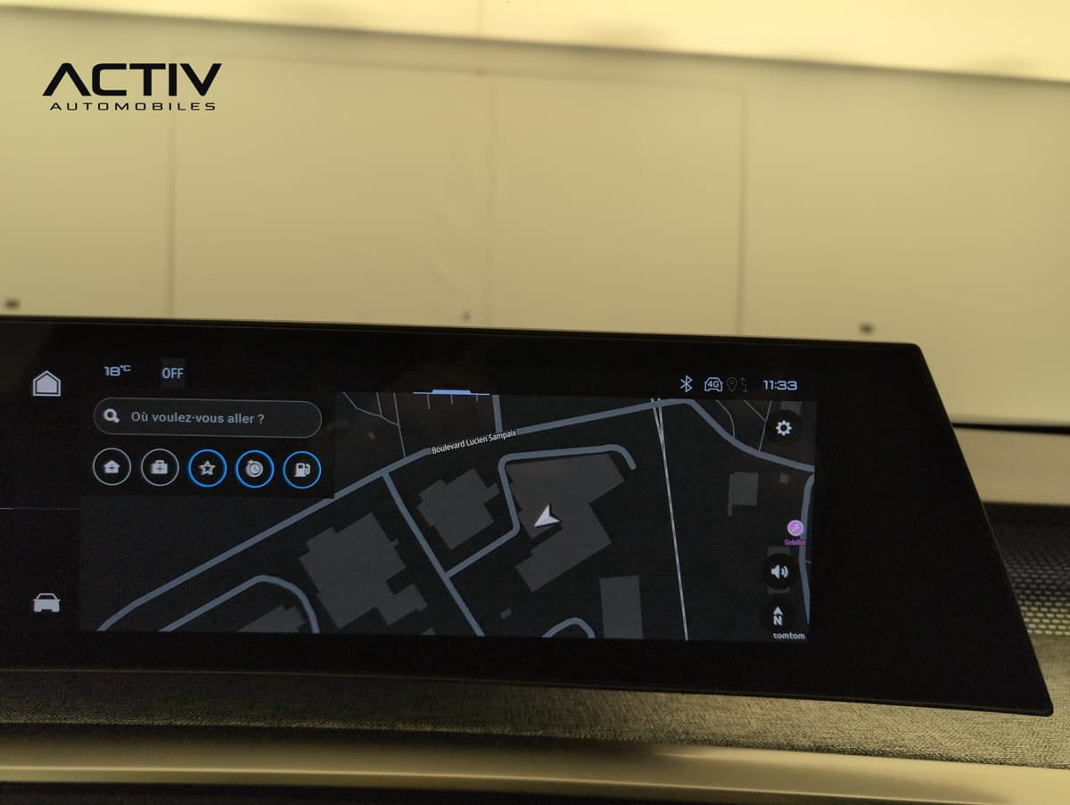 Peugeot 3008 : écran tactile incurvé affichant la navigation cartographique