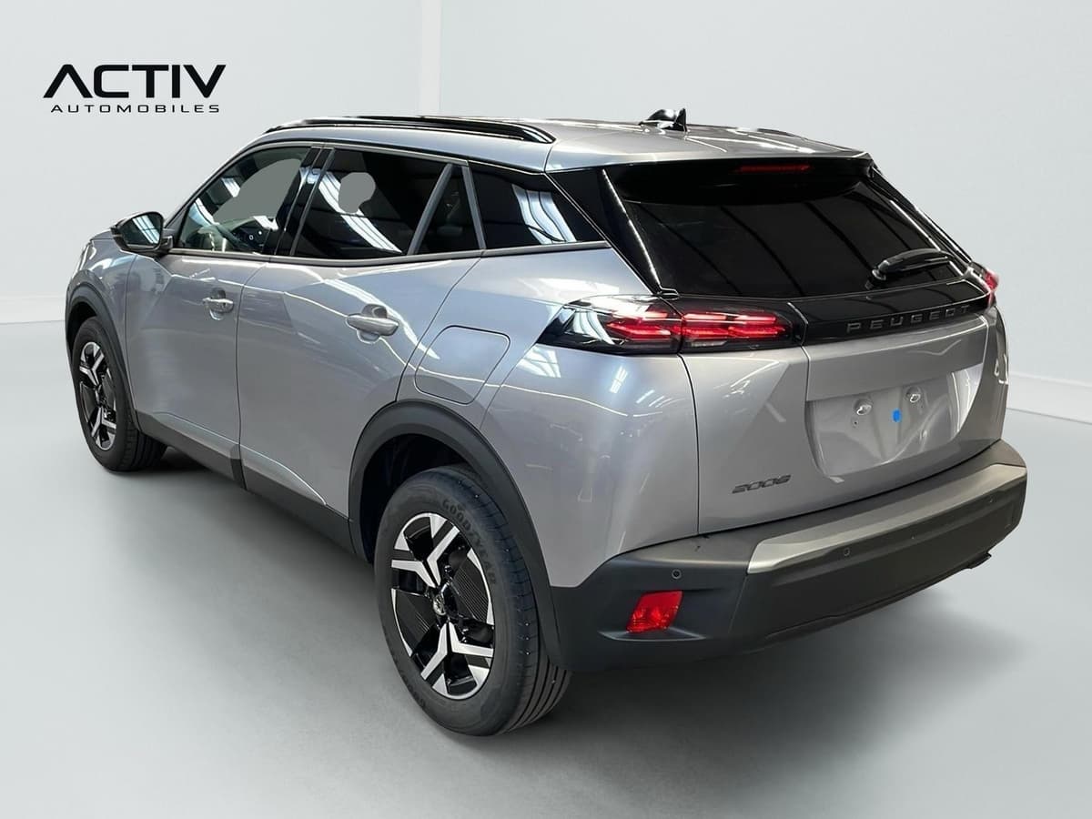 Peugeot 2008 : vue arrière trois quarts gauche avec jantes alliage et barres de toit