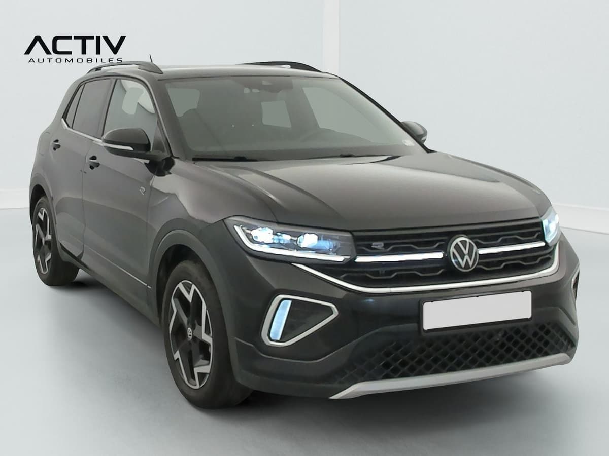 Volkswagen T-cross : avant trois quarts droit, noir, projecteurs Matrix LED allumés et jantes alliage