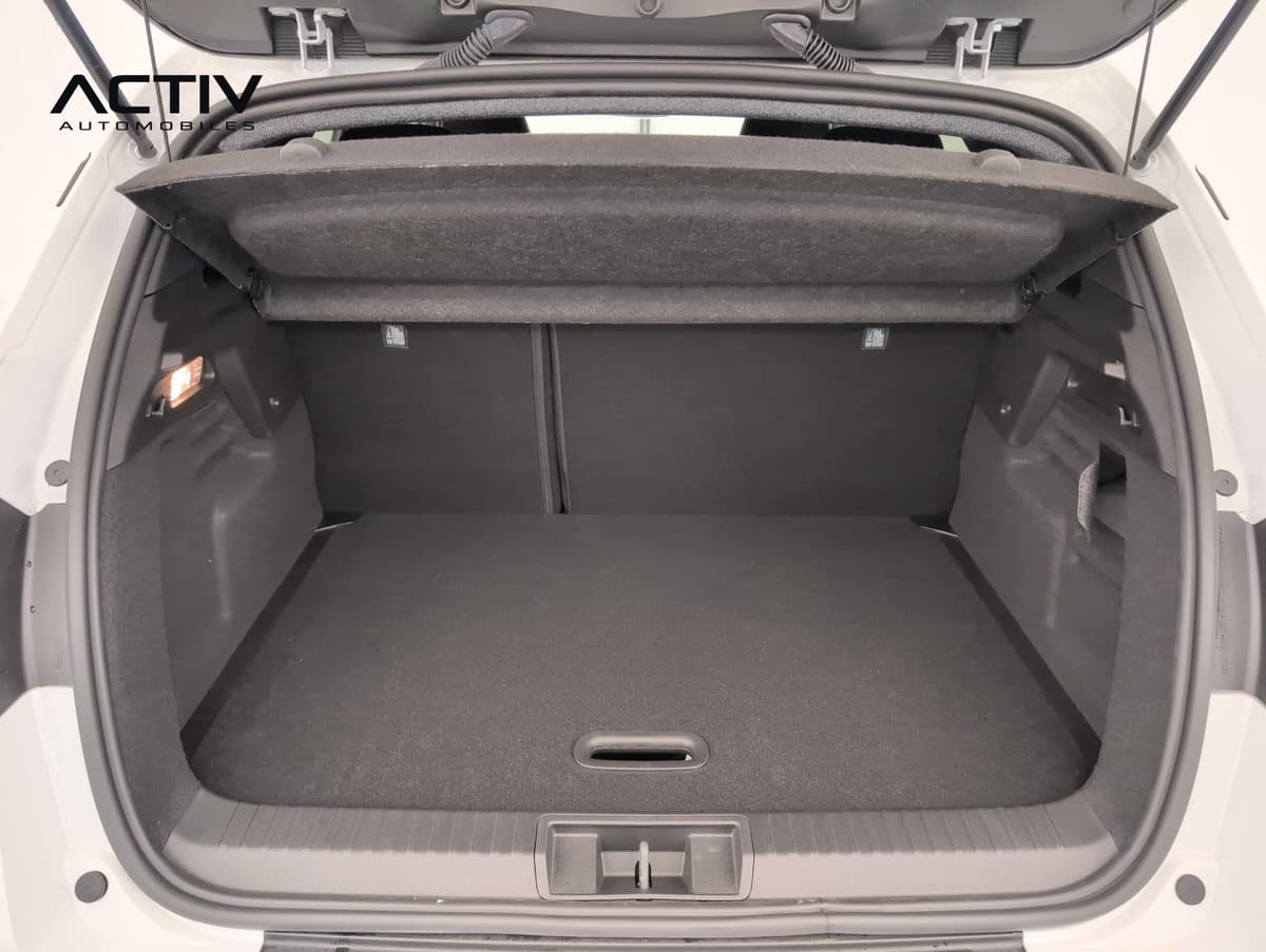 Renault Captur : coffre ouvert avec plancher plat et cache-bagages en place