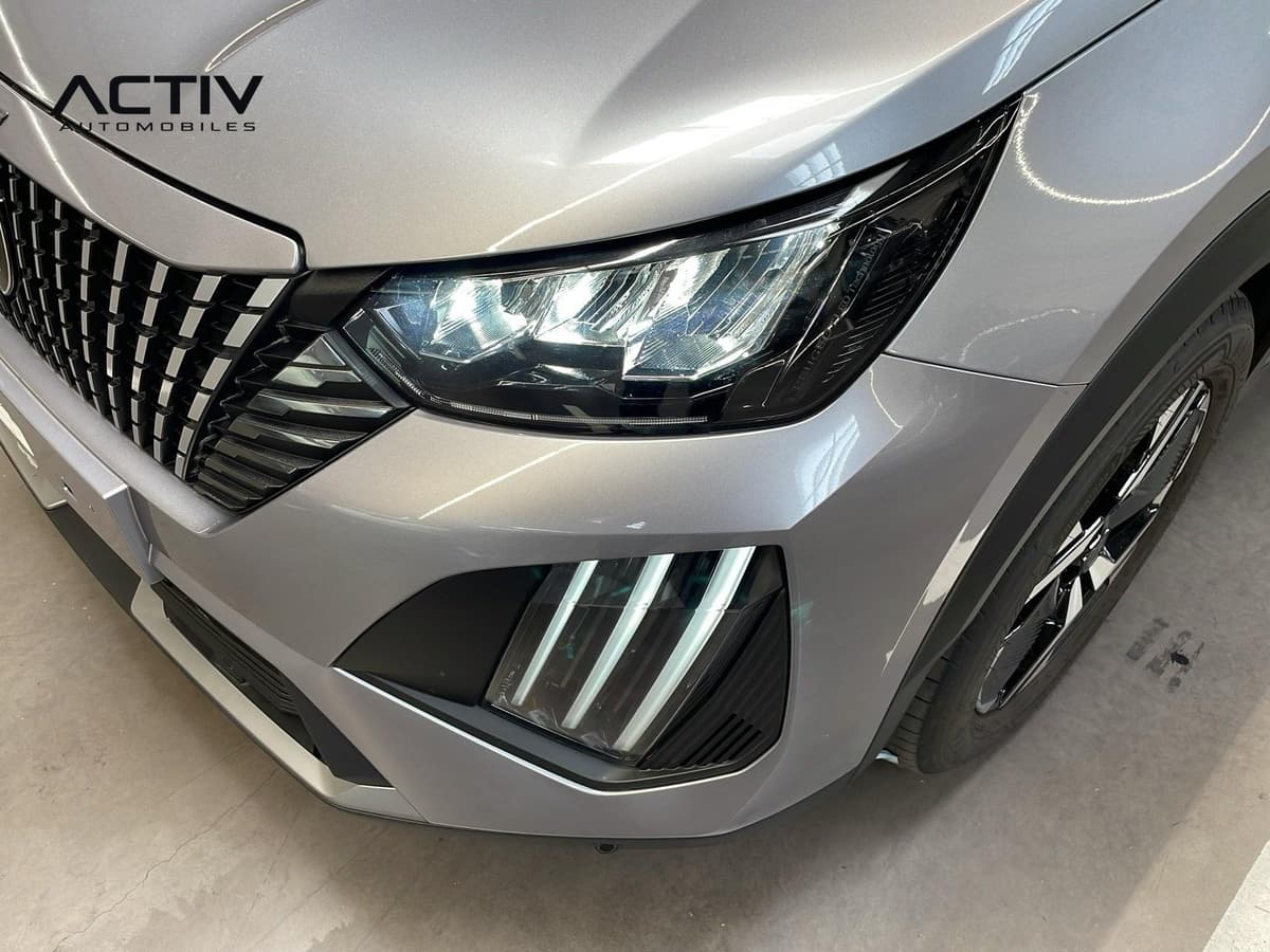 Peugeot 2008 : projecteur avant à LED et feux diurnes à trois griffes en pare-chocs