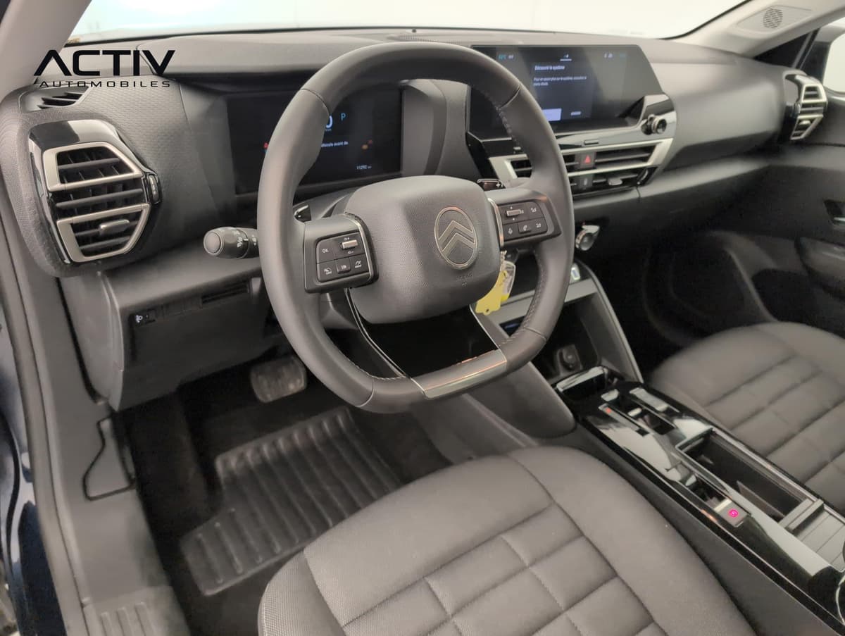 Citroën C4 : habitacle avant côté conducteur avec volant, écran tactile et siège en tissu