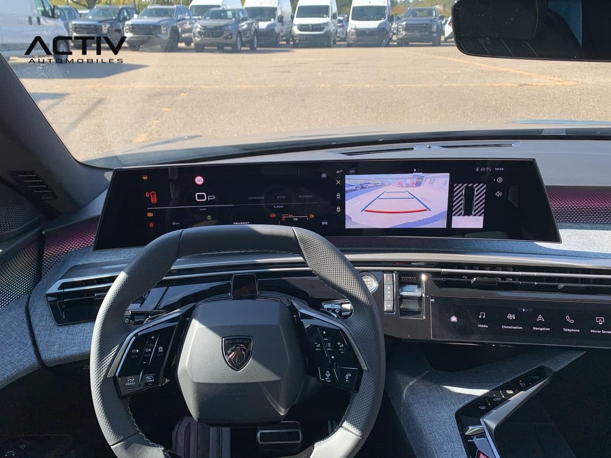 Peugeot 5008 : écran panoramique incurvé affichant l'image de la caméra de recul