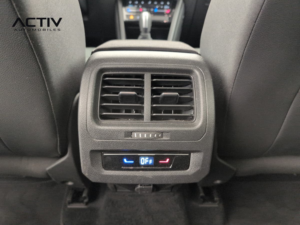 Volkswagen Touran : aérateurs arrière avec commande de température tactile sur la console centrale