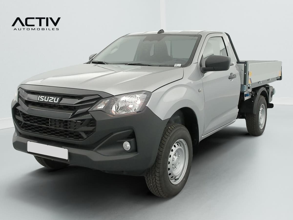 Isuzu D-MAX : pick-up cabine simple vu de trois quarts avant gauche avec plateau et jantes acier