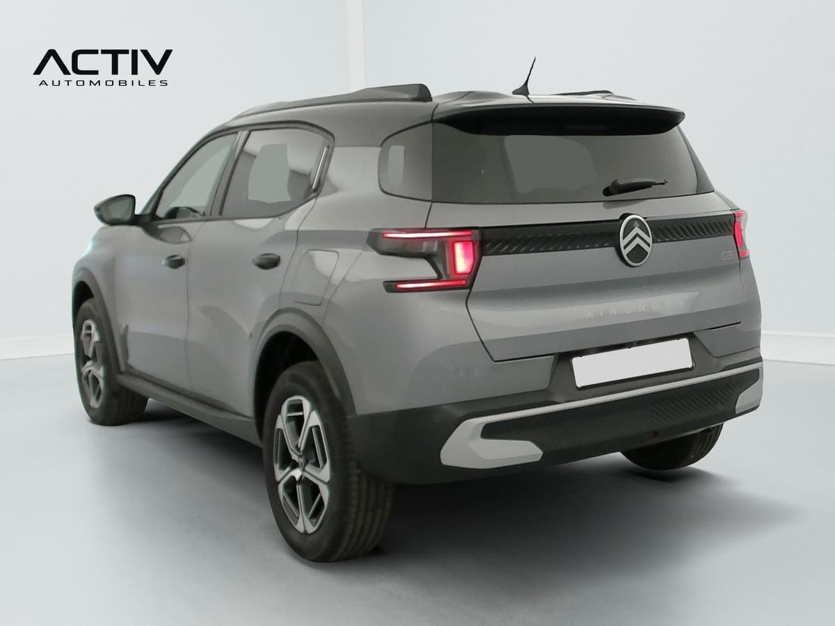 Citroën C3 Aircross : vue arrière trois quarts gauche d'un SUV gris à toit noir et jantes alliage