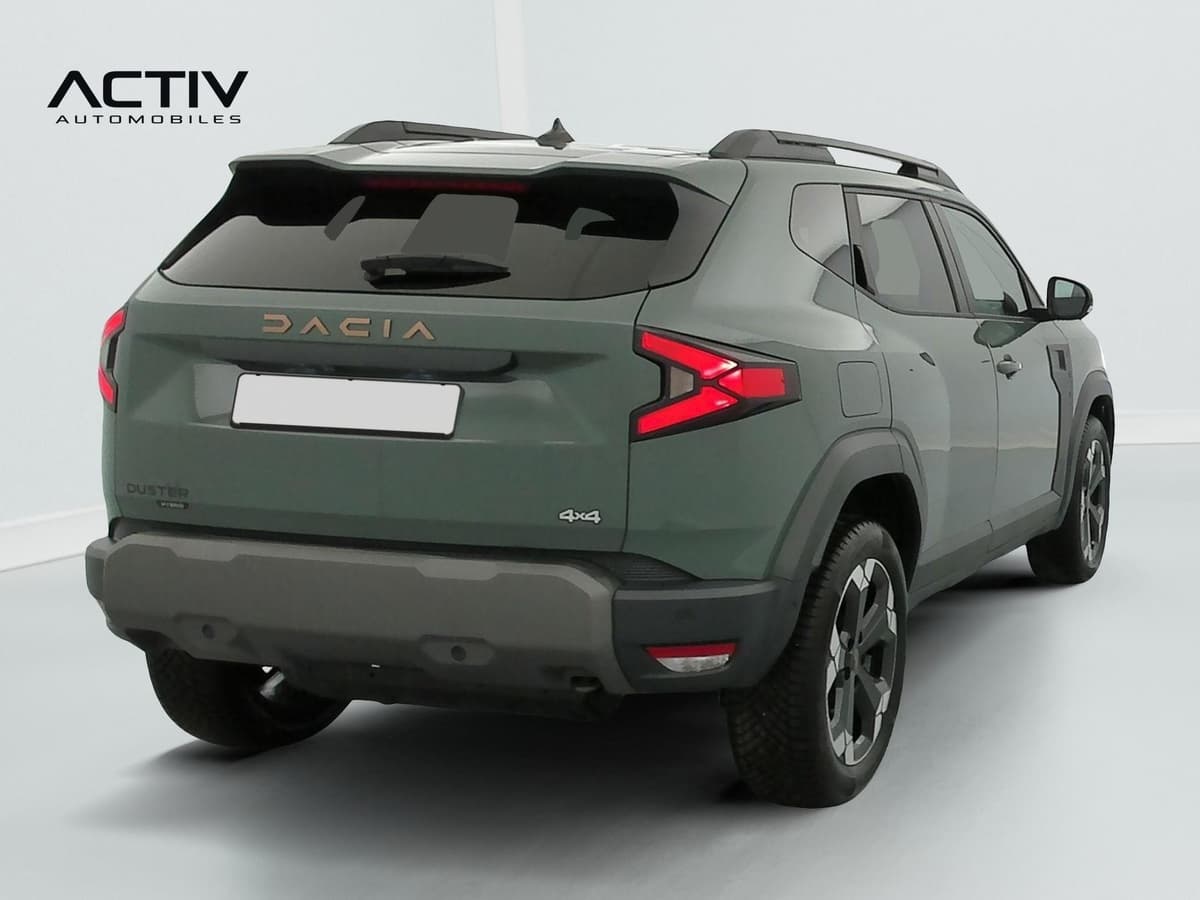Dacia Duster : vue arrière trois quarts droit avec barres de toit et feux rouges