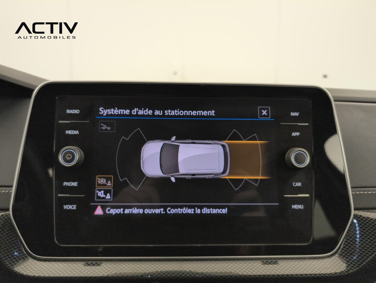 Volkswagen T-cross : écran central tactile affichant le système d'aide au stationnement