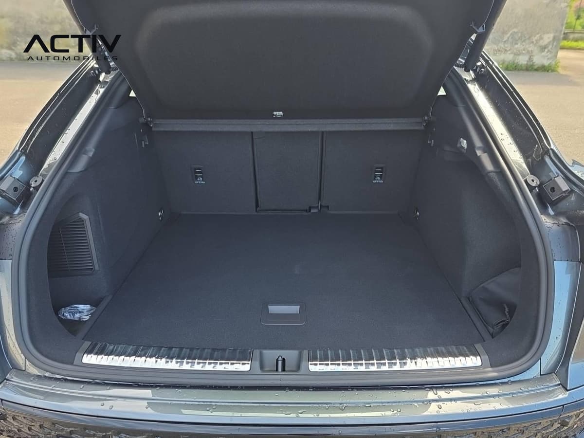 Audi Q3 Sportback Hybride : coffre ouvert avec plancher plat et seuil de chargement en aluminium