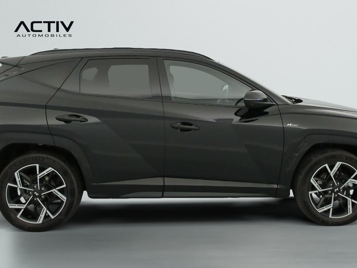 Hyundai Tucson : profil droit du SUV noir avec jantes bicolores et vitres arrière surteintées
