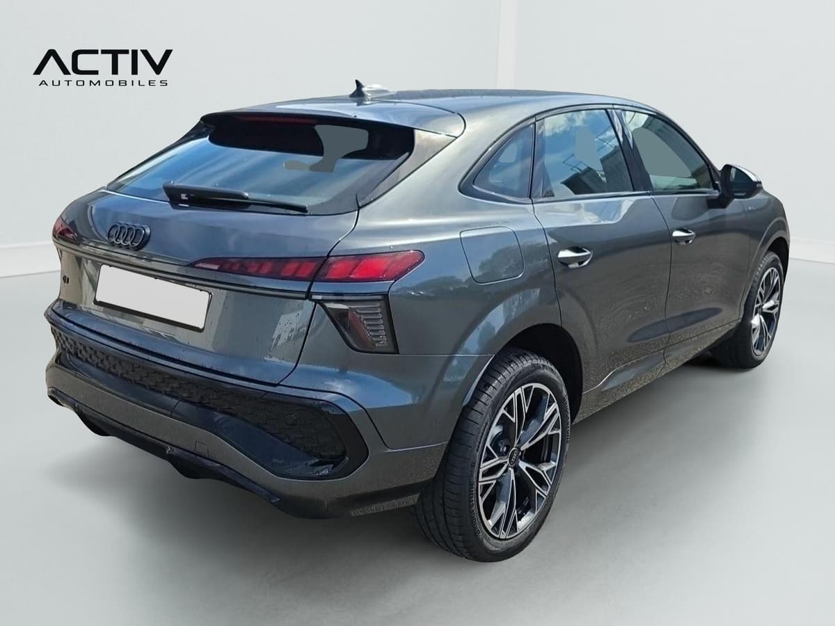 Audi Q3 Sportback Hybride : vue arrière trois quarts droit avec jantes alliage bicolores et feux arrière