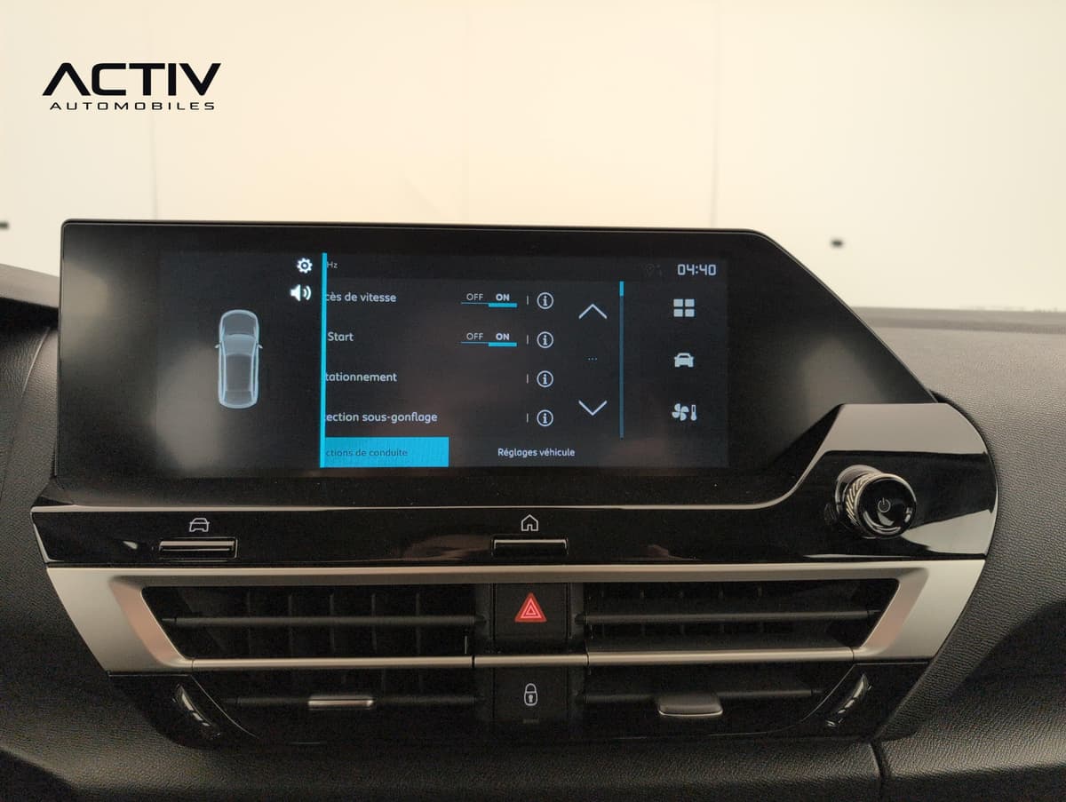 Citroën C4 : écran tactile central avec menu des réglages du véhicule et aérateurs