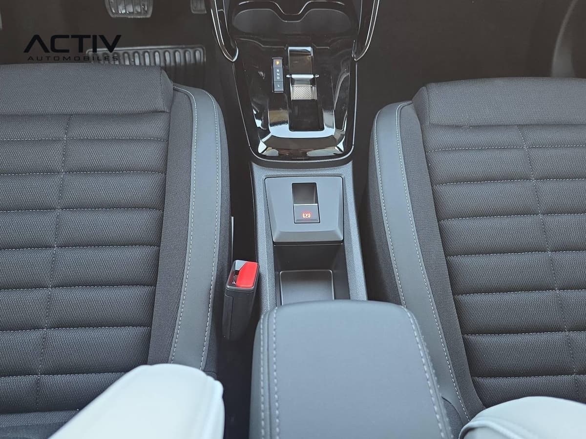 Citroën C3 Aircross : console centrale avec levier de vitesses automatique et accoudoir entre sièges en tissu