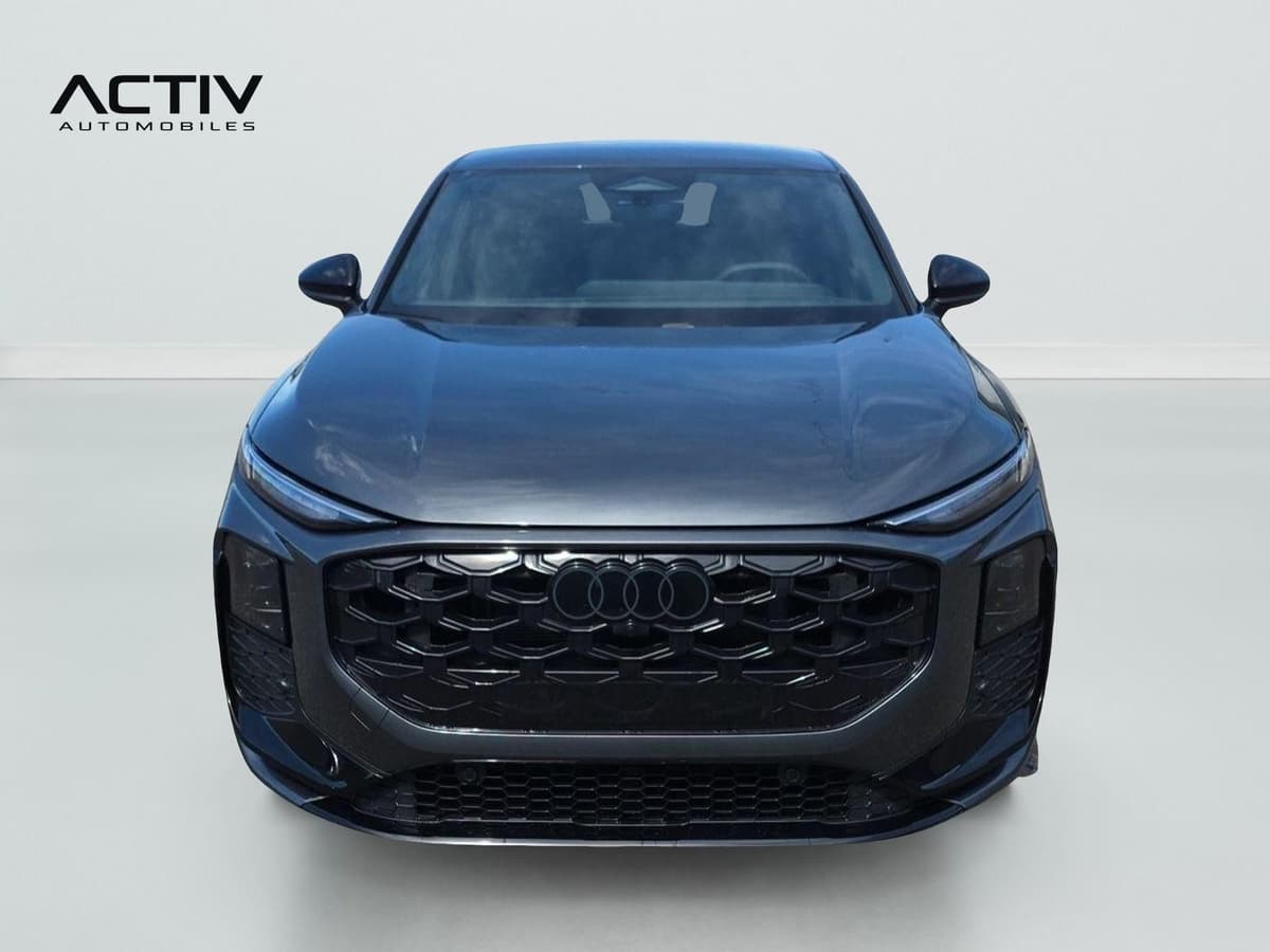 Audi Q3 Sportback Hybride : face avant avec large calandre noire à motif alvéolé et anneaux noirs