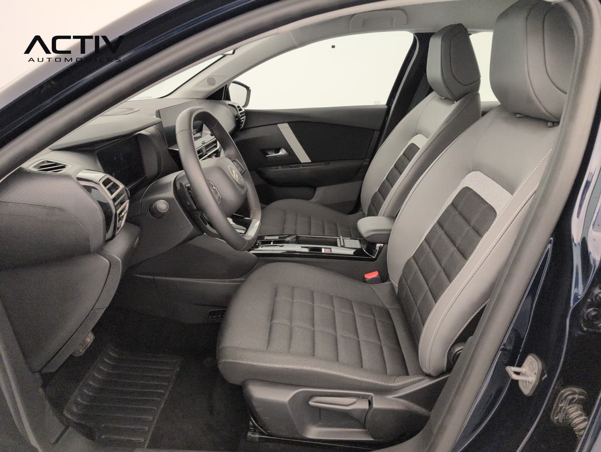 Citroën C4 : siège conducteur en tissu gris et noir vu par la portière ouverte