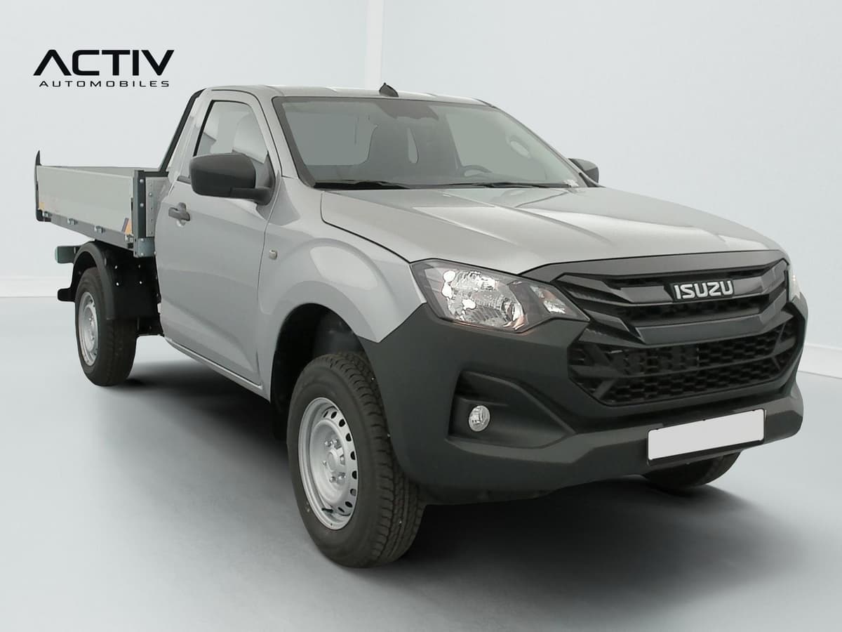Isuzu D-MAX : pick-up gris vu de trois quarts avant droit, avec benne plateau et jante acier