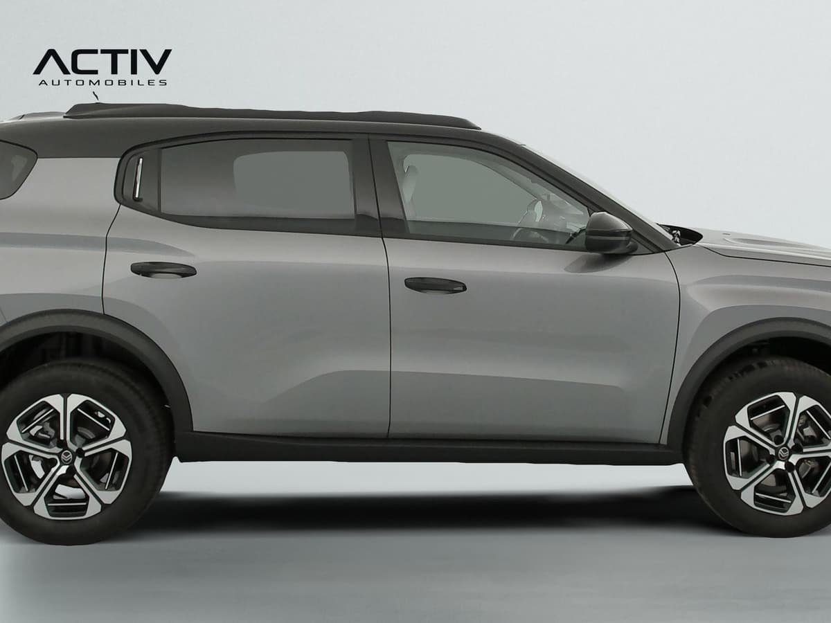 Citroën C3 Aircross : profil droit gris avec toit noir, jantes alliage diamantées et poignées noires