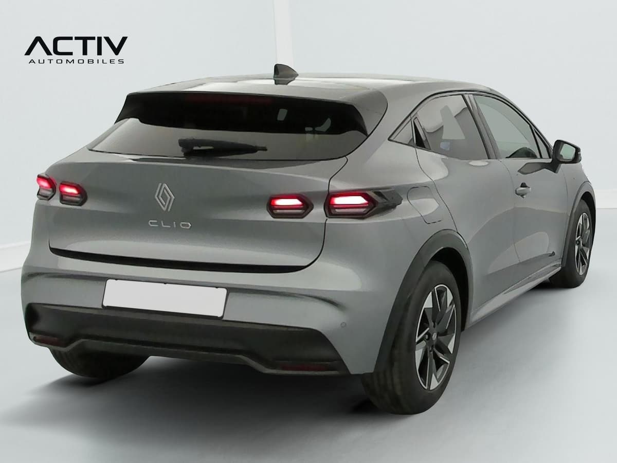 Renault Clio 6 : vue arrière trois quarts droit avec feux à LED, jante noire et vitres surteintées