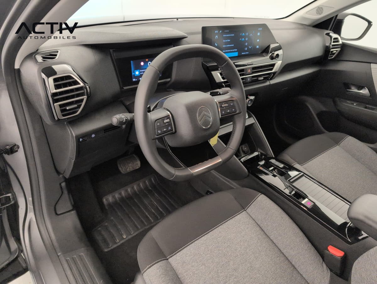 Citroën C4 : habitacle avant côté conducteur avec volant, écran tactile et sièges en tissu