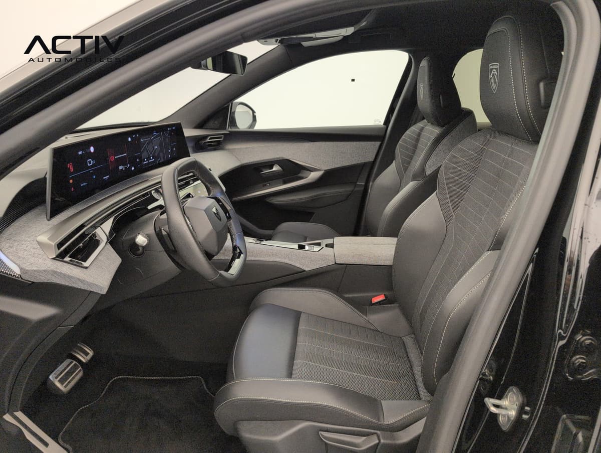 Peugeot 3008 : habitacle avant côté conducteur avec sièges en tissu et simili, grand écran incurvé