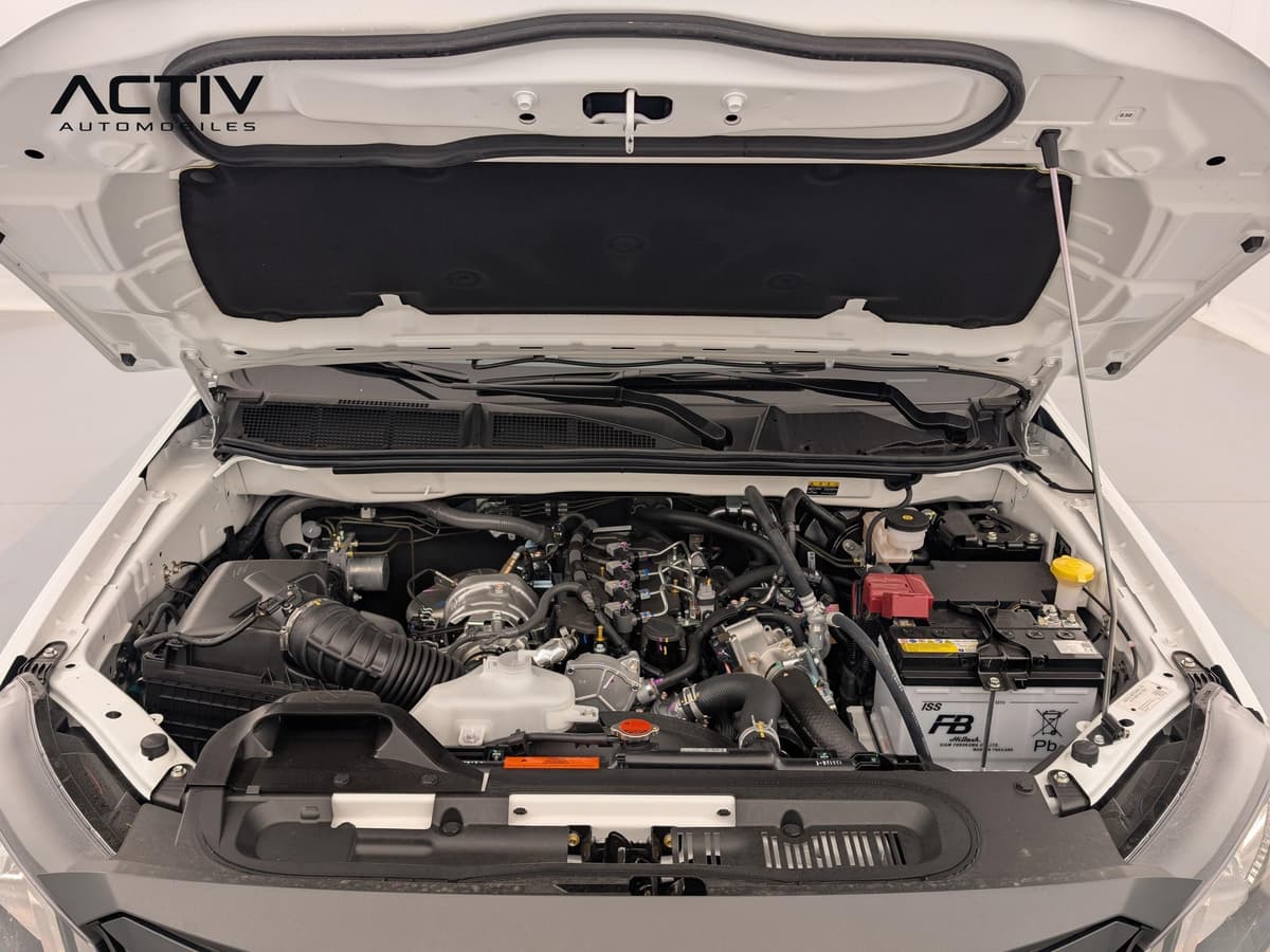 Isuzu D-MAX : compartiment moteur diesel avec capot ouvert, batterie et vases d'expansion visibles