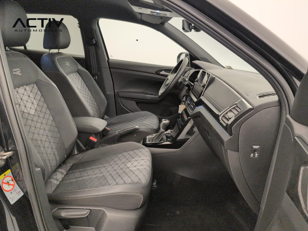 Volkswagen T-cross : sièges avant en tissu à motif losanges, vus depuis la portière passager