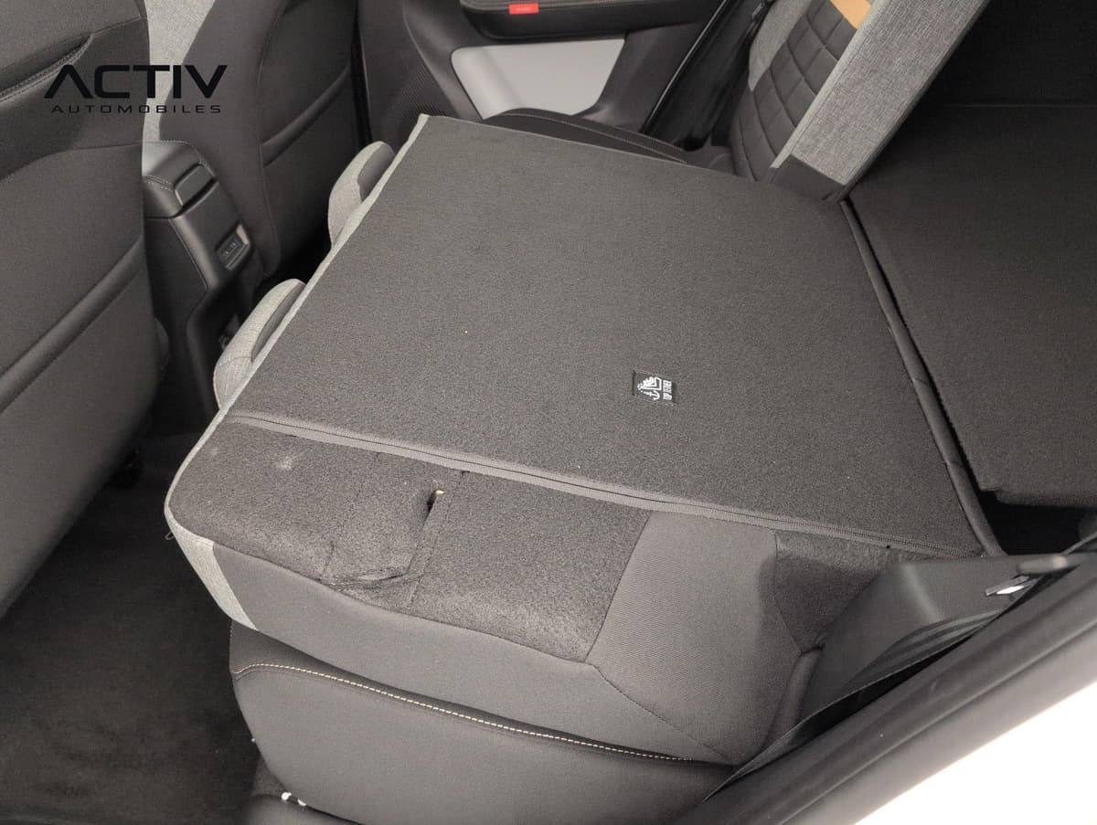 Citroën C3 Aircross : banquette arrière avec dossier rabattu, vue par la portière ouverte