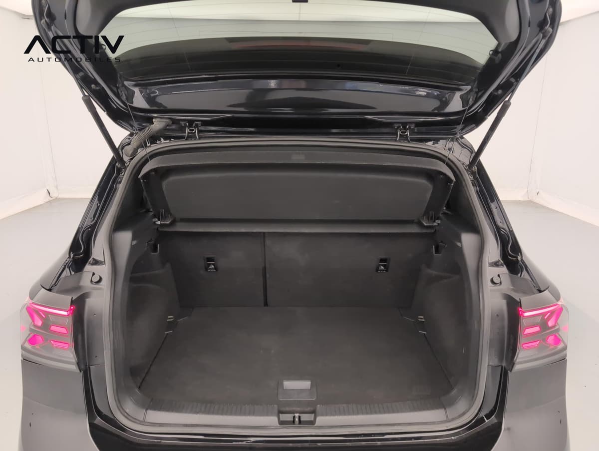 Volkswagen T-cross : coffre ouvert avec plancher plat et cache-bagages en place