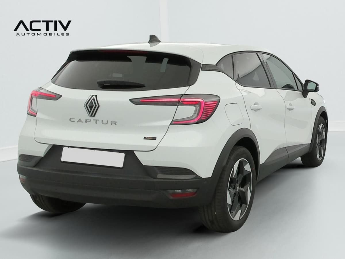 Renault Captur : vue arrière trois quarts droit avec feux rouges et jantes alu bicolores
