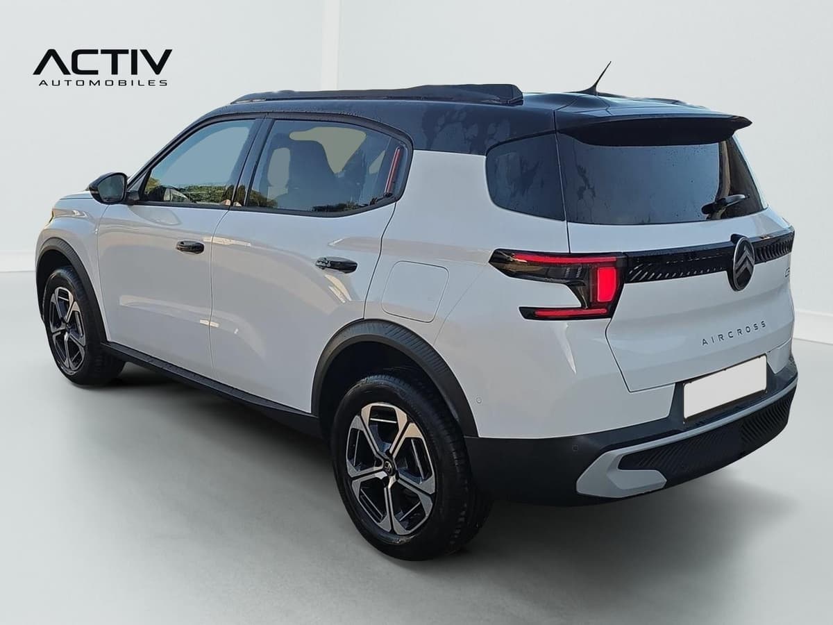 Citroën C3 Aircross : vue arrière trois quarts gauche, carrosserie blanche et toit noir