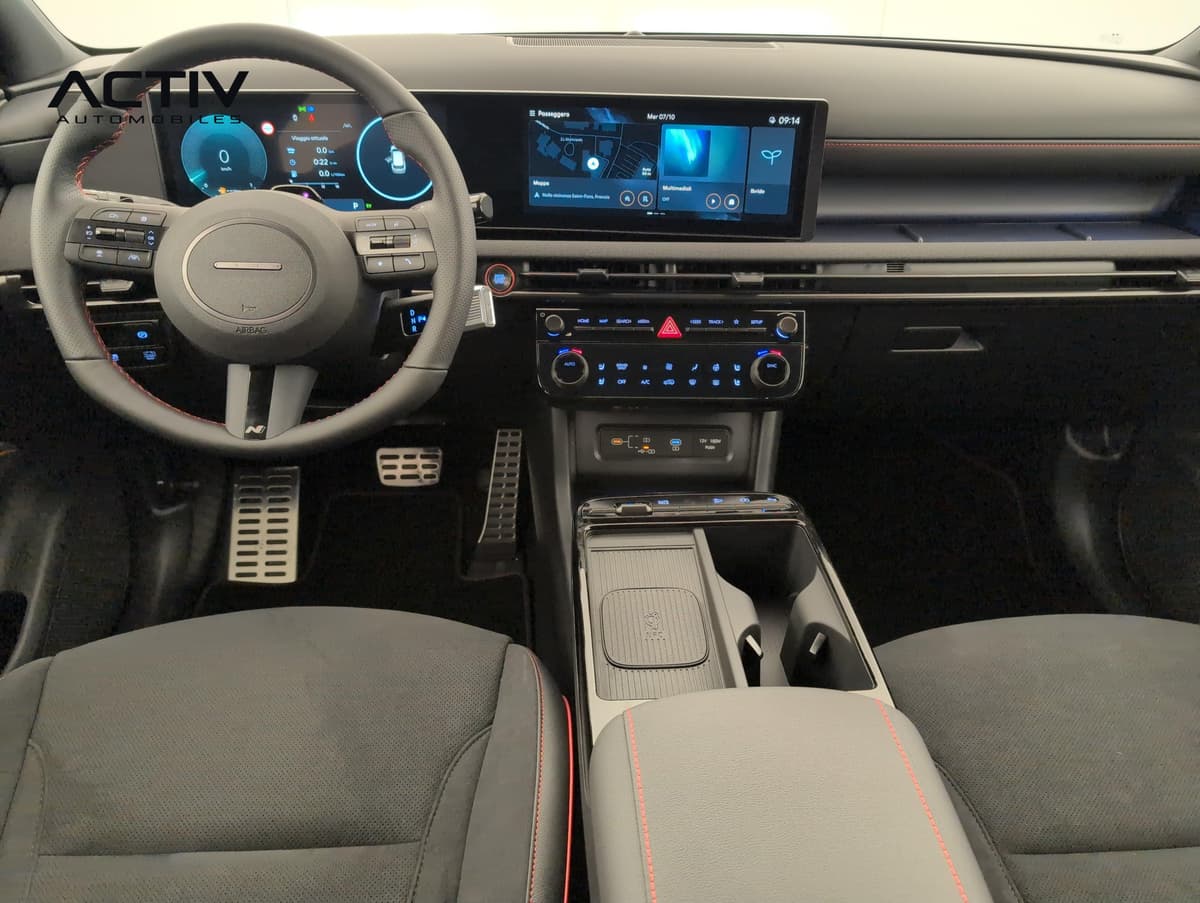 Hyundai Tucson : planche de bord avec double écran numérique, volant sport et console centrale