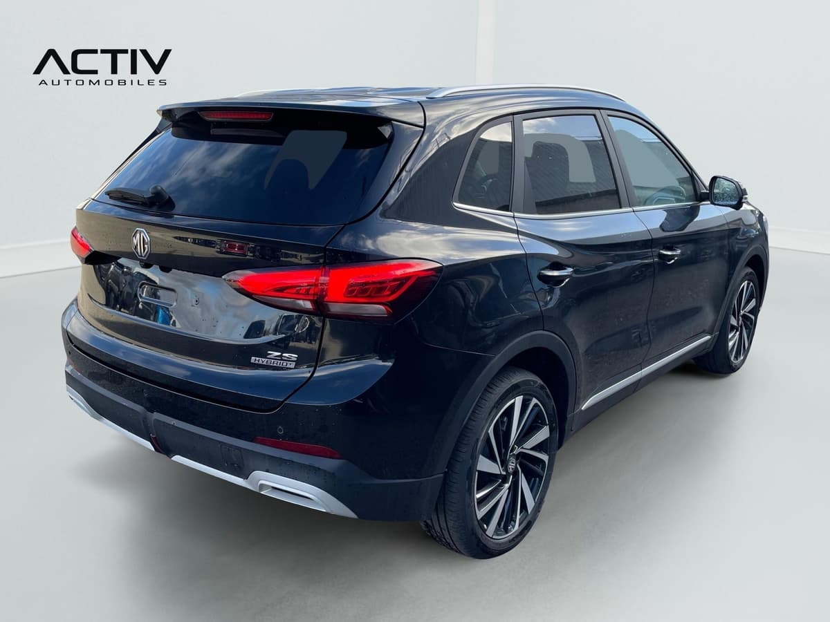 Mg ZS : vue arrière trois quarts droit avec jantes alliage, rail de toit et feux à LED
