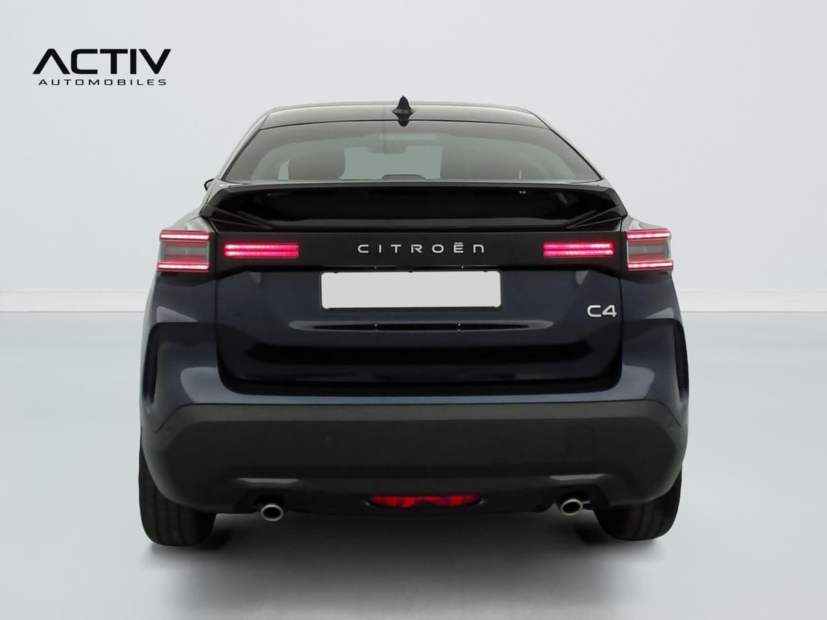 Citroën C4 : face arrière avec feux à LED allumés et double sortie d'échappement