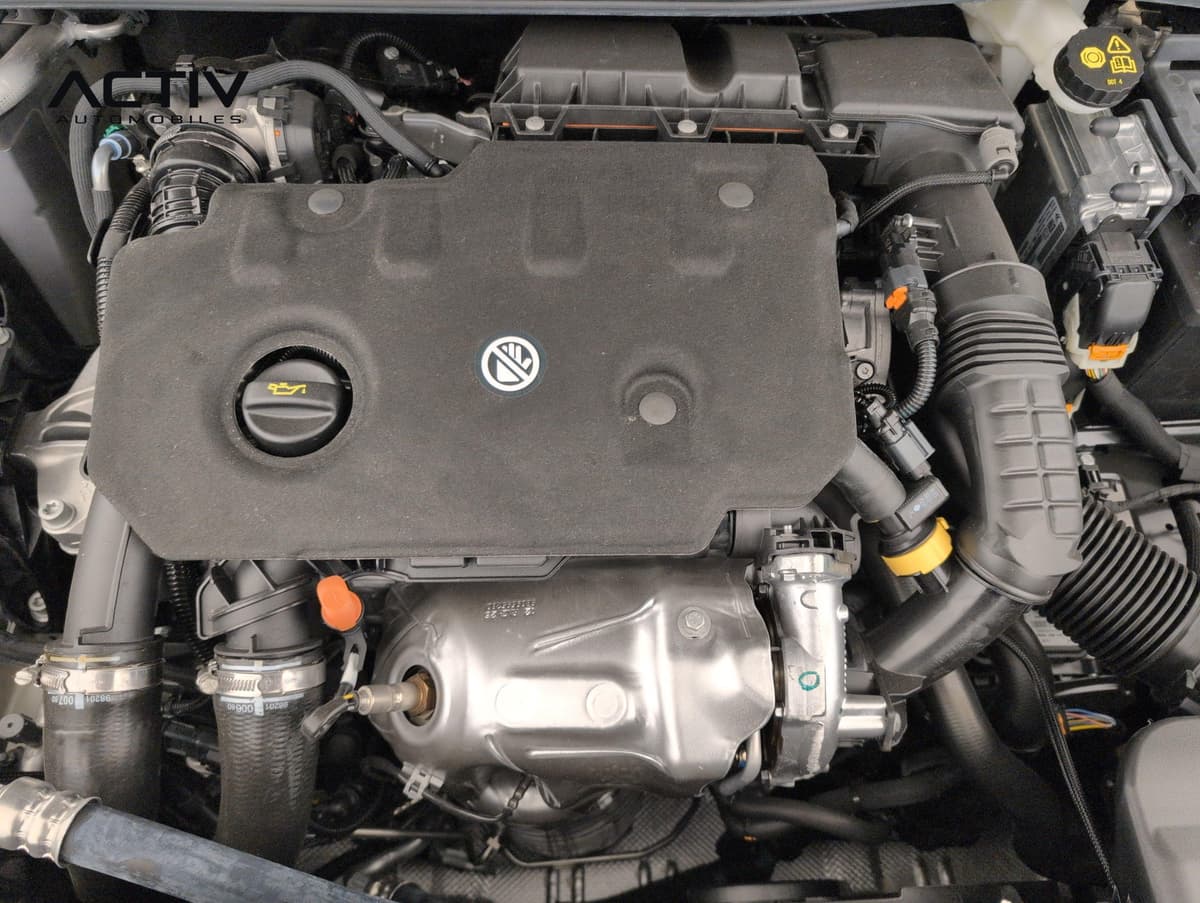 Peugeot 308 Nouvelle : compartiment moteur diesel propre avec cache moteur noir et bouchon d'huile