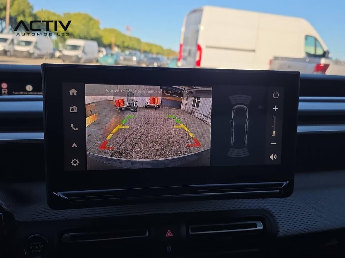 Citroën C3 Aircross : écran tactile affichant l'image de la caméra de recul avec lignes de guidage