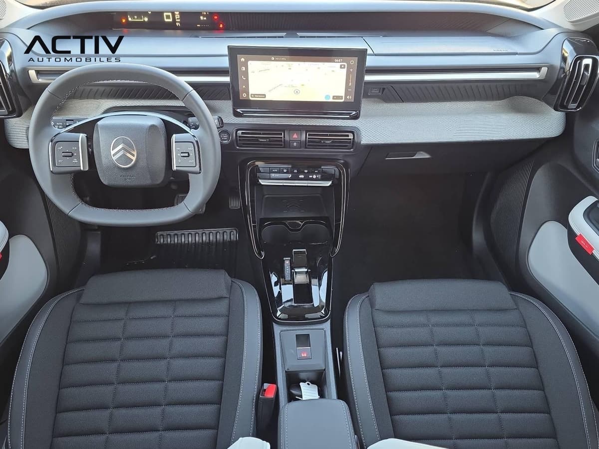 Citroën C3 Aircross : habitacle avant vu de haut avec planche de bord, console centrale et sièges en tissu