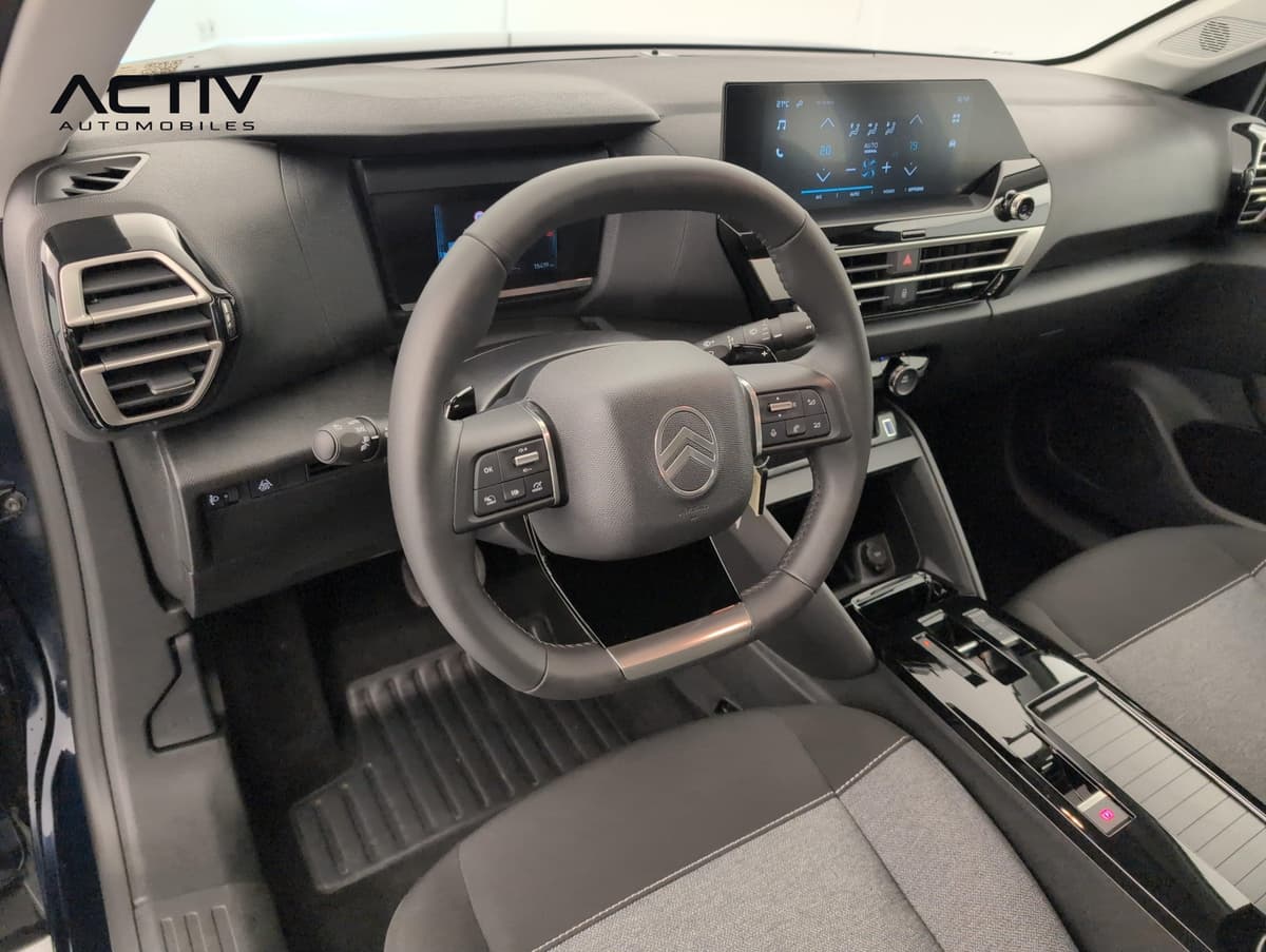 Citroën C4 : habitacle avant côté conducteur avec volant, écran tactile et console noir brillant