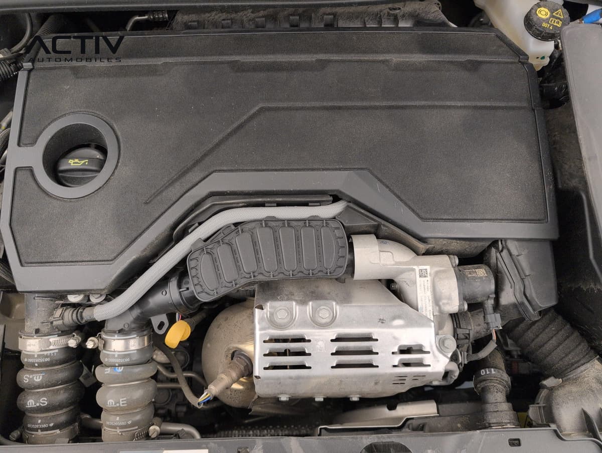 Peugeot 2008 : compartiment moteur avec cache noir, bouchon d'huile et durites