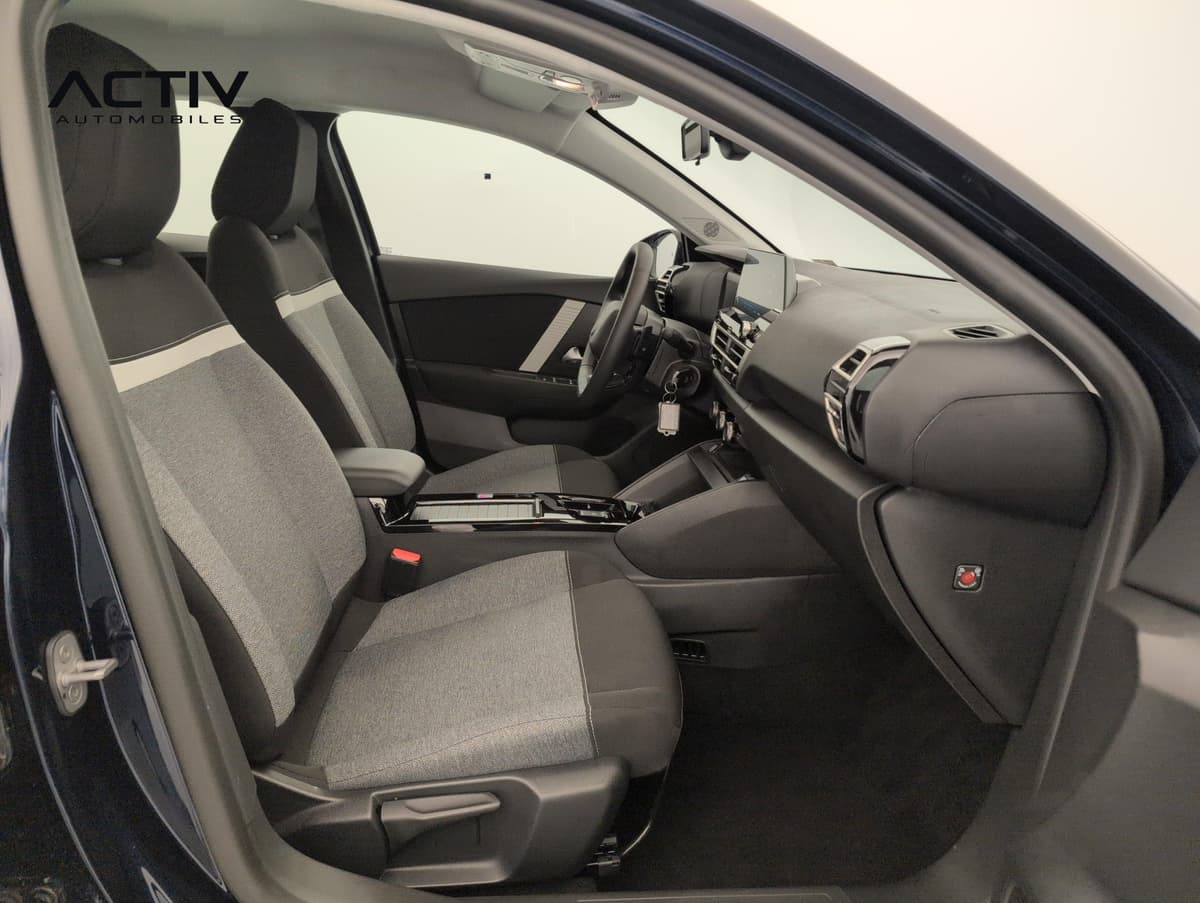 Citroën C4 : siège passager en tissu gris et noir vu par la portière ouverte