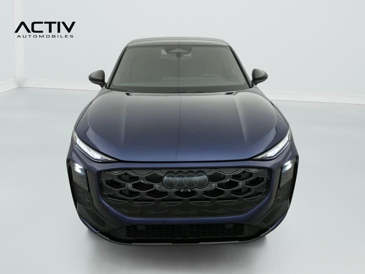 Audi Q3 Sportback Hybride : face avant bleu foncé avec calandre noire et projecteurs à LED