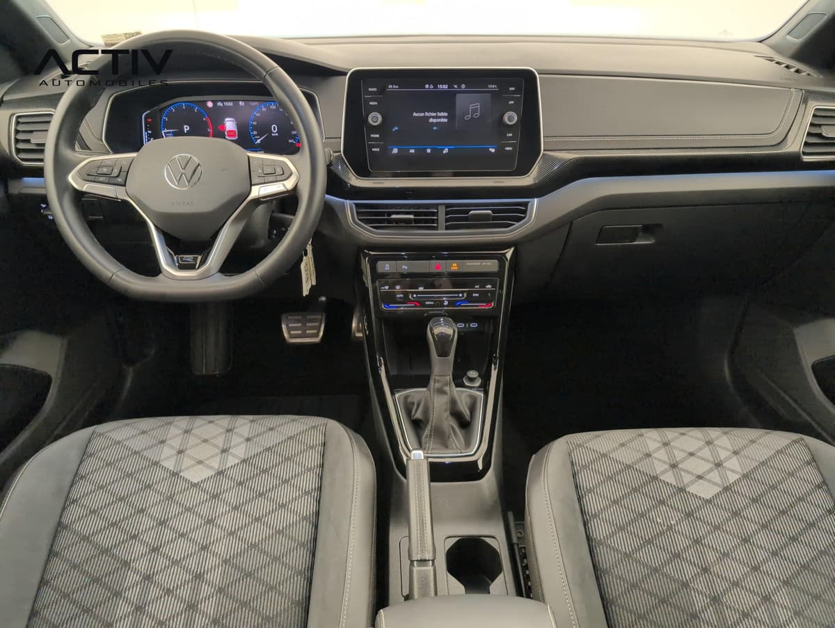Volkswagen T-cross : planche de bord avec écran tactile, volant multifonction et levier de vitesses automatique