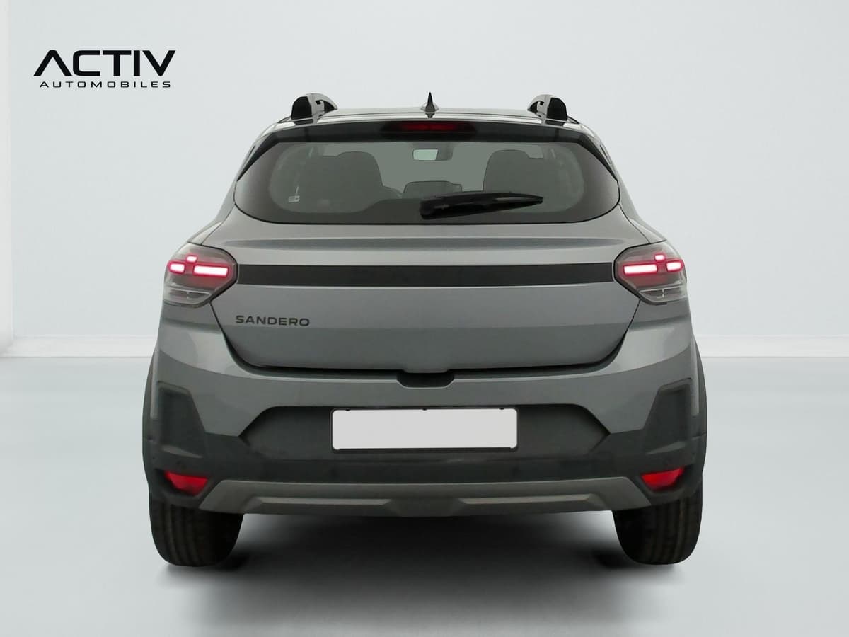 Dacia Sandero Gpl : face arrière avec barres de toit, feux à LED et bandeau noir sur le hayon