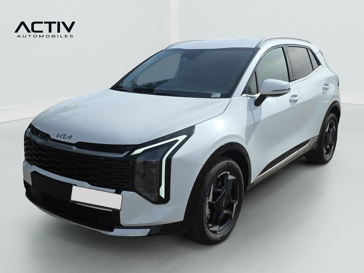Kia Sportage : SUV blanc vu de l'avant trois quarts gauche, jantes noires et rails de toit